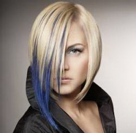 Frau mit platinblondem Haar und blauen Strähnen © Paul MitchellEin ...  width=