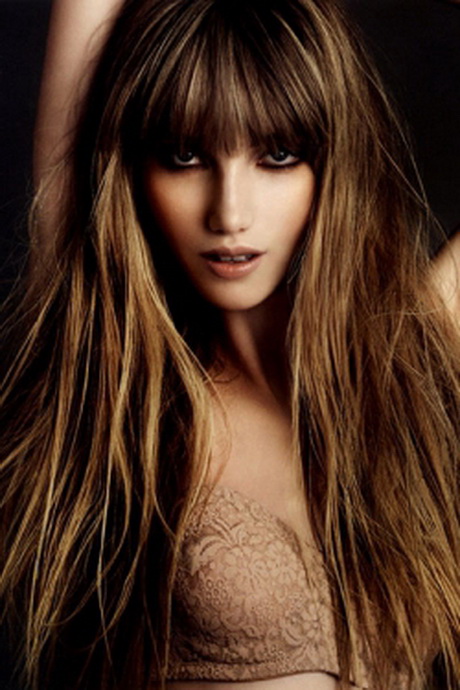 Lange Haare mit blonden Strähnchen und übergrossem Pony. Haarlänge ...  width=