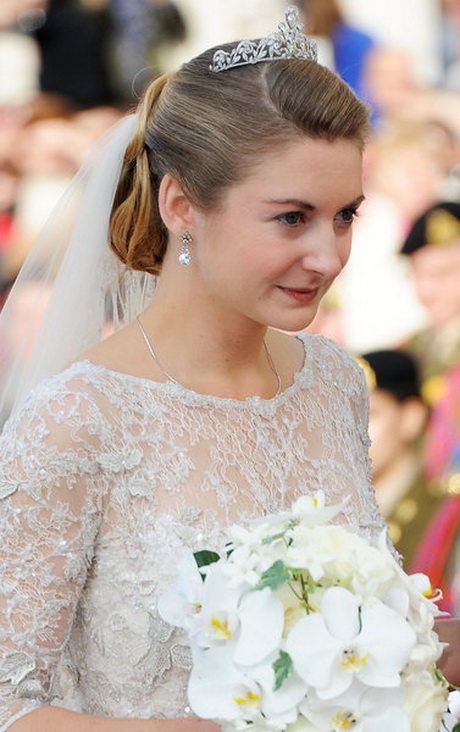 Brautfrisuren mit diadem und schleier