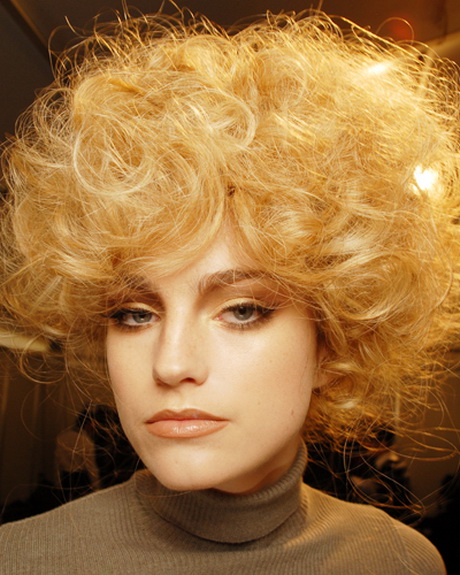 Frisuren Der Siebziger Jahre : 70er Comeback Frisur 80er Spielte Wichtige Moschino ära Rolle Wilden Haarmode Boomle Siebziger