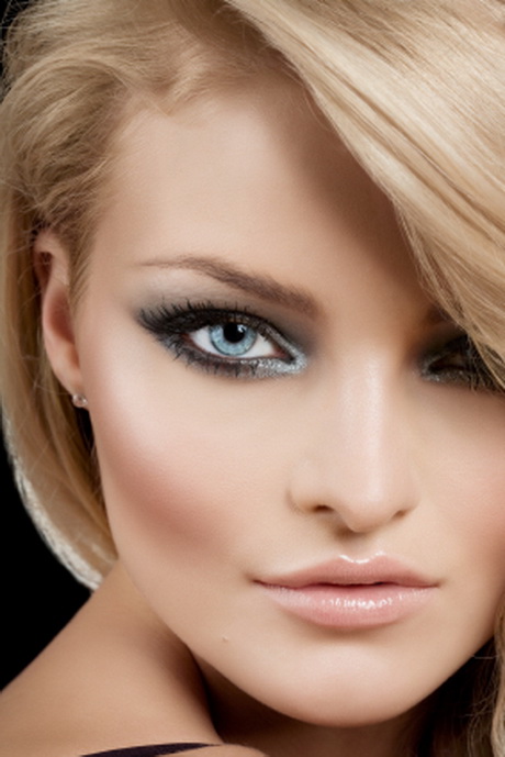 blaue augen geschminkt. Frauen greifen täglich zu Make-Up um sich zu ...  width=