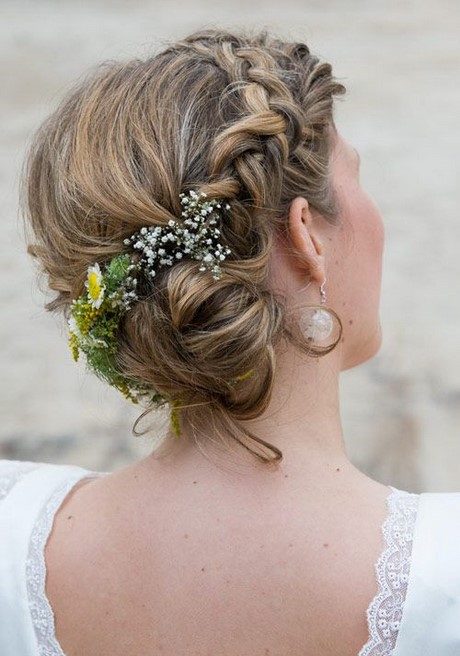 Flechtfrisuren mit blumen