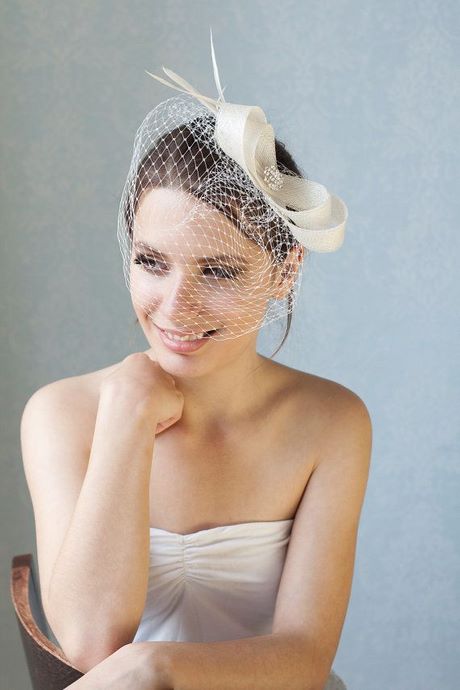 Hochzeitsfrisuren mit fascinator