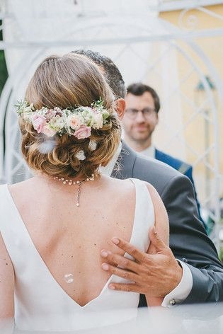 Hochzeitsfrisuren mit blumenkranz