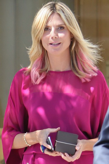 Blonde haare mit pinken strähnen