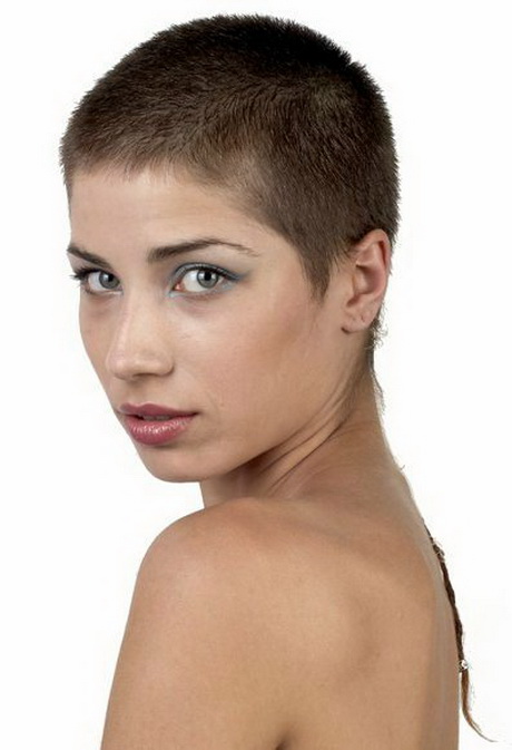 Frauen mit kurzen haaren