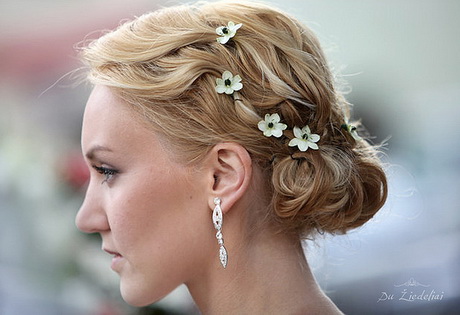 Hochsteckfrisuren mit blumen