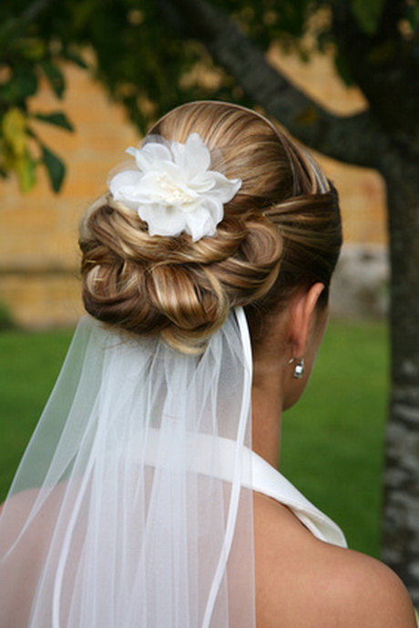 Brautfrisuren halb hochgesteckt mit schleier