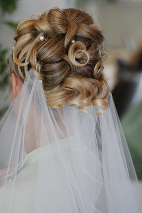 Brautfrisuren halb hochgesteckt mit schleier