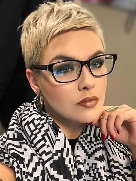 Kurzhaarfrisuren damen 2021 mit brille