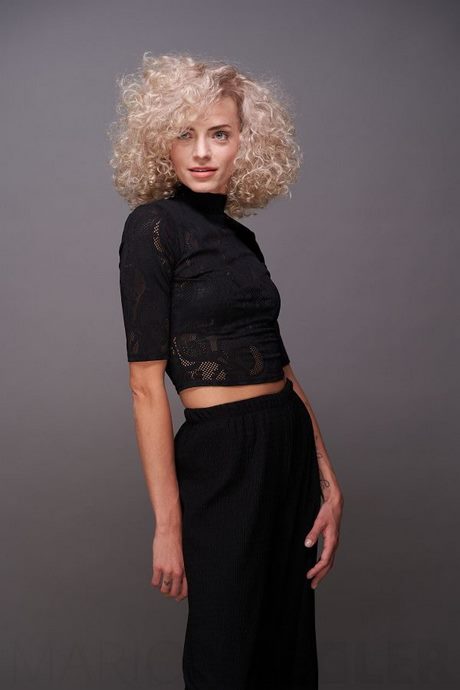 Frisurentrends 2023 locken