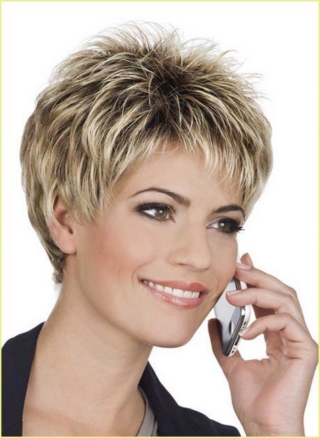 Kurzhaarfrisuren frauen 2023 mit brille