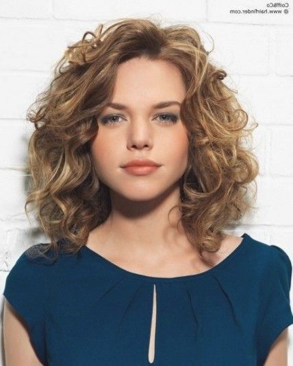 Frisuren mit locken schulterlang