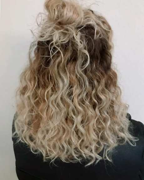 Frisuren für locken 2022