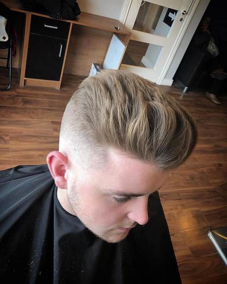 Männliche frisuren 2022