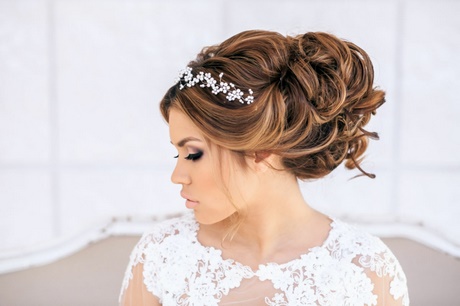 Braut hochsteckfrisuren mit diadem