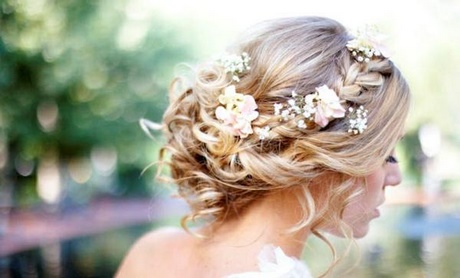 Hochzeitsfrisuren hochgesteckt mit blumen