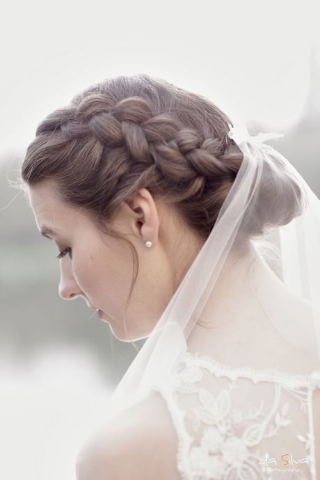 Brautfrisuren mit schleier geflochten