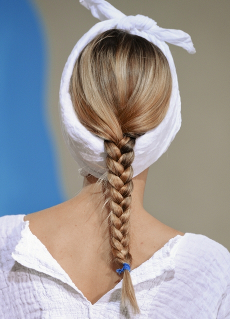 Frisuren Mit Einem Haargummi : Super Lange Glatte Rötliche Haare, Perfekte Länge Für Flechtfrisuren