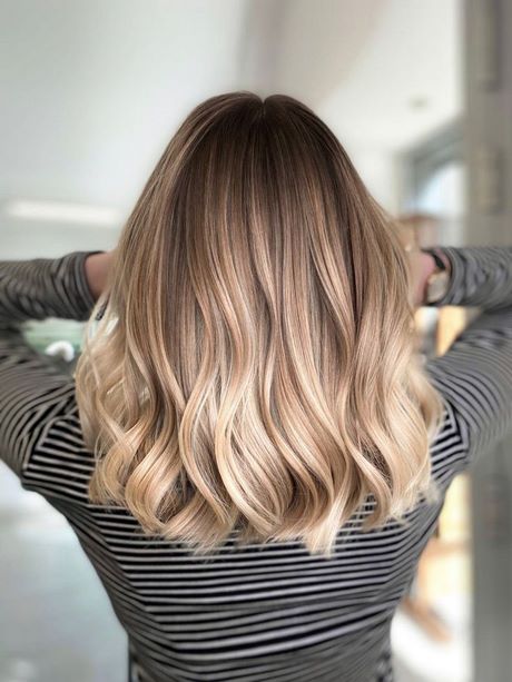 Haare schulterlang blond