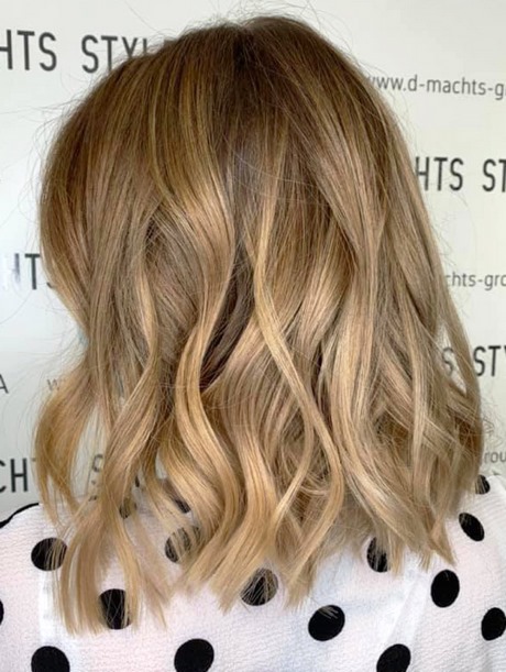 Haare schulterlang blond