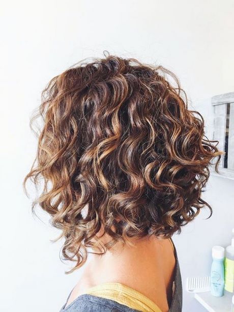 Long bob mit locken und pony