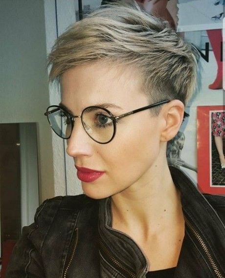 Kurzhaarfrisuren 2023 mit brille