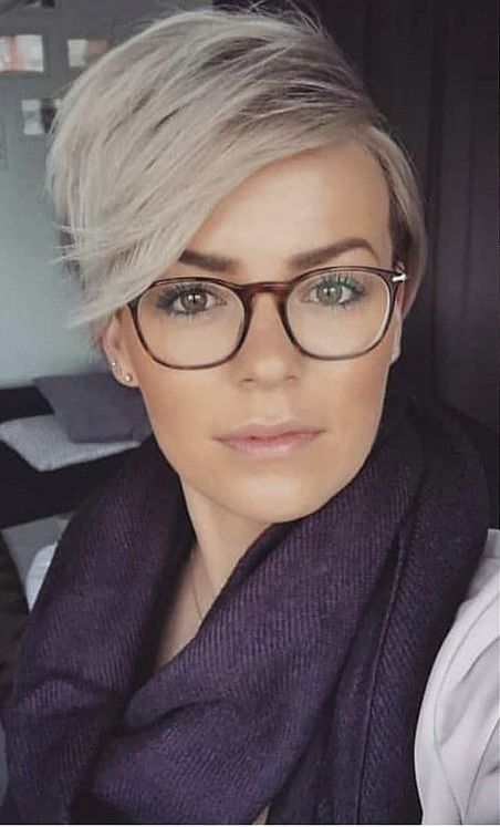 Kurzhaarfrisuren 2023 mit brille
